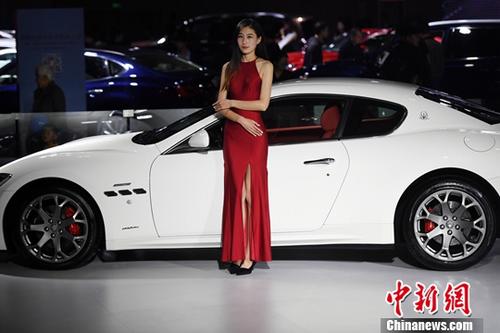 11月9日，2017第14屆中國西南（昆明）國際汽車博覽會在昆明滇池國際會展中心開展，市民欣賞了一場汽車盛宴。會展現(xiàn)場還展出了新能源汽車及機(jī)車。<a target='_blank' href='http://www.chinanews.com/'>中新社</a>記者李進(jìn)紅攝