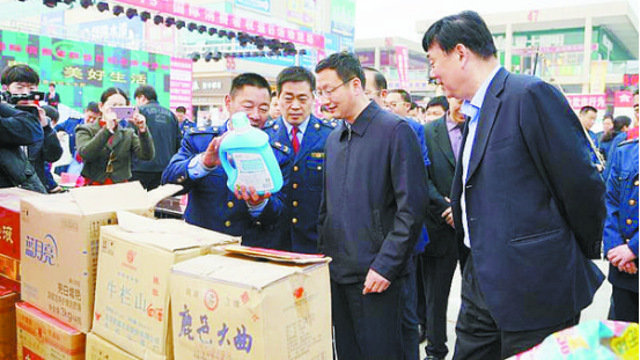 項(xiàng)城市消協(xié)、市工商局舉行國(guó)際消費(fèi)者權(quán)益日宣傳活動(dòng)