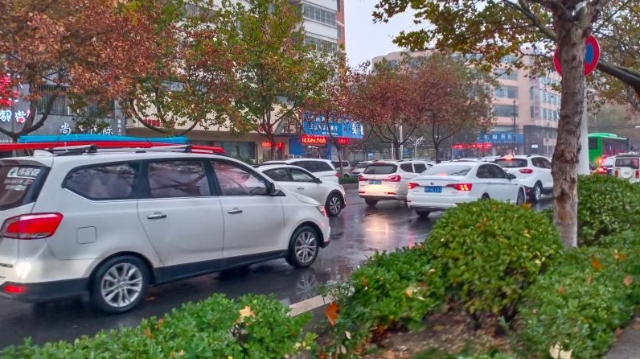 雨中道路擁堵，市民可繞行！