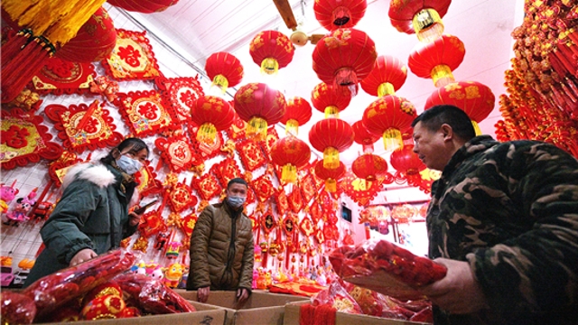 新年到！紅燈籠對(duì)聯(lián)市場(chǎng)俏