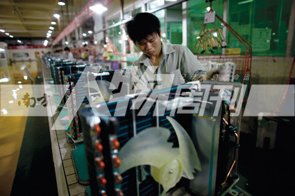2010年5月10日，珠海格力電器工廠里，工人正在流水線上生產(chǎn)家用空調(diào)（方迎忠）
