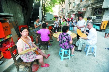 昨日,沙坪壩渝碚路,停電后市民來到院壩里乘涼。記者 張路橋 實習(xí)生 陳超 攝 昨日,沙坪壩渝碚路,停電后市民來到院壩里乘涼。記者 張路橋 實習(xí)生 陳超 攝
