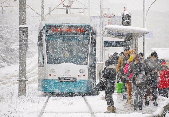 冬季，大連市民在雪中等候202路鐺鐺車 新華社發(fā)(呂文正 攝) 