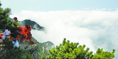 廬山云霧變幻莫測(cè)，常常轉(zhuǎn)瞬間便換了模樣。